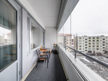 Hulppean kokoinen, lasitettu parveke