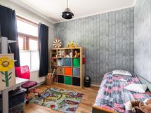 Alakerta huone 2