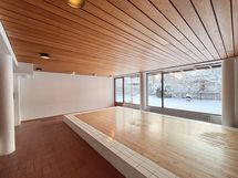 Asunnossa on käytöstä poistettu kannellinen uima-allas, jossa on hyvin säilytystilaa.