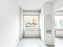 Makuutila on erikseen ja sinne mahtuu parisänky