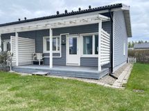 Näkymä piha-alueelta terassin suuntaan