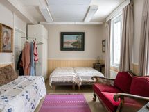 Yläkerran vierashuone