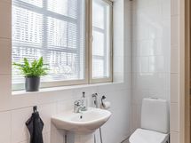 Kylpyhuoneessa myös wc-istuin ja käsienpesuallas. Ikkunoissa kohti  omaa piha-aluetta on kaihtimet