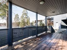 Asuinrakennuksen alakerran terassi