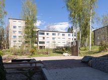 Taloyhtiön piha-aluetta - lasten leikkipaikka