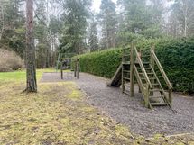 Pihalla leikki- ja oleskelualue.