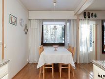 Ruokailutilan ja olohuoneen välistä on poistettu seinä