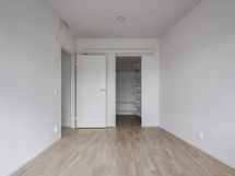 Valokuva asunnosta A 05 - makuuhuone 2, jonka yhteydessä on myös pieni vaatehuone.