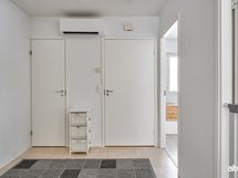 Eteistila, jossa ilmalämpöpumppu,