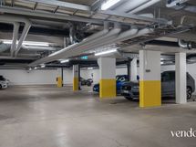 Lämpimästä autohallista vuokrattavissa tai ostettavissa autopaikka (latausmahdollisuus)