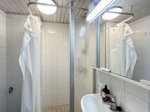 Kylpyhuone on siisti ja sinne mahtuu pesukone. Yhtiössä on käytettävissä pesutupa ja sauna.