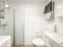 Kylpyhuoneesta löytyy pesukone valmiina.