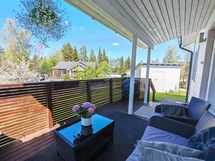 Katetulla terassilla puutarhakalusteet ja grilli pysyvät sään suojassa