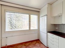 Keittiöstä ja makuuhuoneesta on puistoiset näkymät luoteeseen.