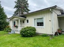 Julkisivu kadulle kesällä