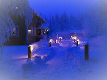 Jätkänkynttilät tuomassa tunnelmaa siniseen hetkeen