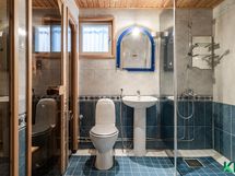 Sisääntulokerroksessa on kylpyhuone ja sauna.