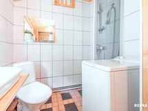 Päämökissä wc ja suihku.
