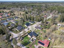 Hämeenlinnan moottoritielle n. 10 min, Hki-Vantaan lentokentälle n. 30 min.