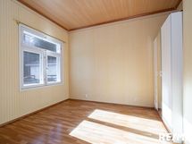 Takapihan puoleinen makuuhuone