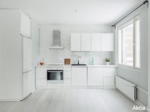 Iso ikkuna lisää valoisuutta myös keittiöön