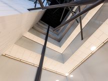 Sisääntuloaula ja kerroksia