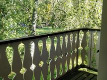 Ullakolta käynti pienelle parvekkeelle.