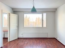 Ikkunat ovat länteen päin ja ikkunoissa on sälekaihtimet.