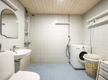 Kylpyhuoneessa tilaa myös pesutornille.