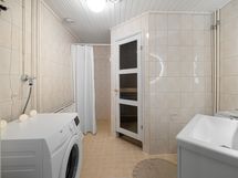 Kylpyhuone ja sauna.