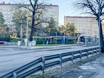 Lähistöllä kulkevat bussit ja ratikat tihein vuorovälein.