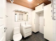 Alakerran wc, jossa paikka pesutornille.