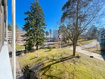 Näkymä toisen kerroksen parvekkeelta pihalle etelän suuntaan.