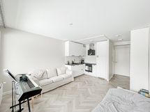 Viihtyisä ja moderni yksiö tilavalla lasitetulla parvekkeella.