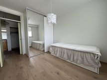 makuuhuoneessa liukuovikaapisto