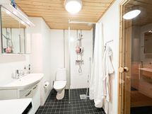 Tilava kylpyhuone, jonne mahtuu täysikokoinen pyykinpesukone. Taloyhtiössä on myös pesutupa.