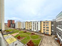 Parvekkeelta avautuvat näkymät sisäpihalle, ja meri on vain muutaman sadan metrin päässä.