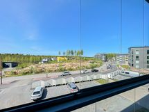 Näkymät ovat talon etupihalle, lounaan suuntaan.
