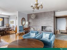 Avara ja valoisa olohuone, jossa tunnelmallinen takka ja tilaa oleskeluun sekä ruokailuun.