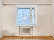 Taloyhtiössä on myös ihastuttava ja viihtyisä takapiha. Sijainti on mitä mainioin!