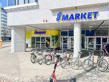 S-Market Vallila on käytännöllisesti katsoen taloyhtiön vieressä.