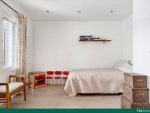 Alakerran makuuhuoneen voi jakaa tarvittaessa kahdeksi huoneeksi