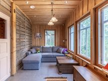 Erilliseltä lasitetulta kuistilta on upeat näkymät.