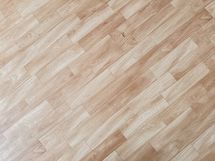 Lattia on siistiä muovimattoa joka on pehmeä jalkojen ja tassujen alla.