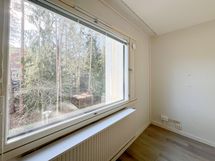 Ikkunat suuntaavat kaakkoon ja näkymä on metsäinen.