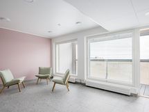 Kerhohuone sijaitsee taloyhtiön ylimmässä kerroksessa saunaosaston yhteydessä