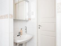 Pesuhuoneen yhteydessä on asunnon toinen wc-tila
