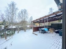 Olohuoneesta on käynti omalle suojaisalle pihalle.