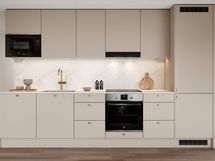 Visualisointi lisähintaisesta Naava-keittiötyylistä, jossa on kashmir-sävyiset mattakaapit, messinkiset nuppivetimet, vaalea kvartsinen työtaso ja välitila.