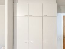 Kaapistossa on paljon säilytystilaa.